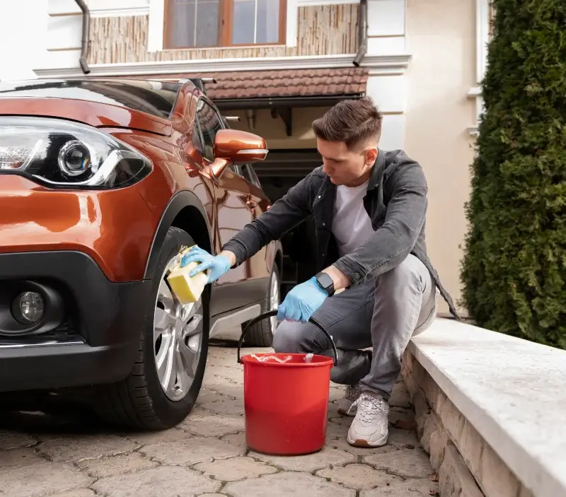 Lavage auto à domicile Nainville-les-Roches : professionnel intervenant sur un véhicule